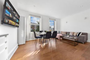 Luxury 4 Bedroom Flat with Stunning Shard View from Terrace in Central London! Next to station, Sleeps 9